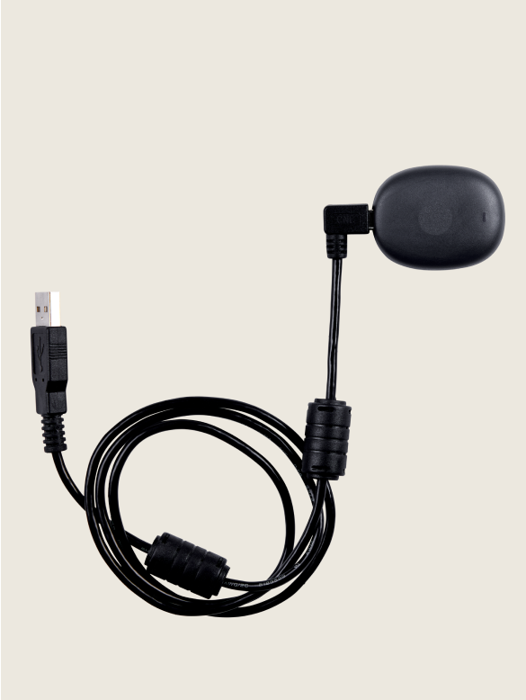 Ein schwarzes USB-Kabel mit CGM Ger&auml;t