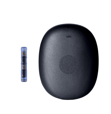 Der Eversense Transmitter befindet sich neben dem kleinen CGM Sensor vor einem Hintergrund mit blau-grauem Farbverlauf.