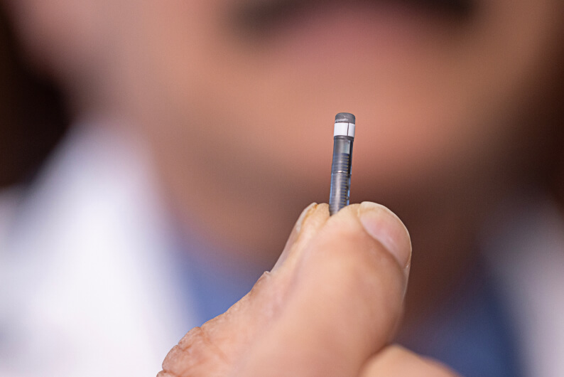 Nahaufnahme des Eversense Langzeit-CGM Sensors.