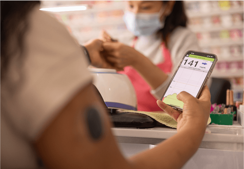 Eversense Benutzerin verwendet das Eversense CGM System für das Diabetesmanagement.