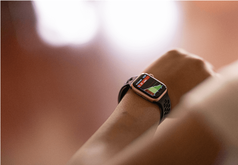 Smartwatch mit Anzeige eines Glukosewerts des Eversense CGM Systems.
