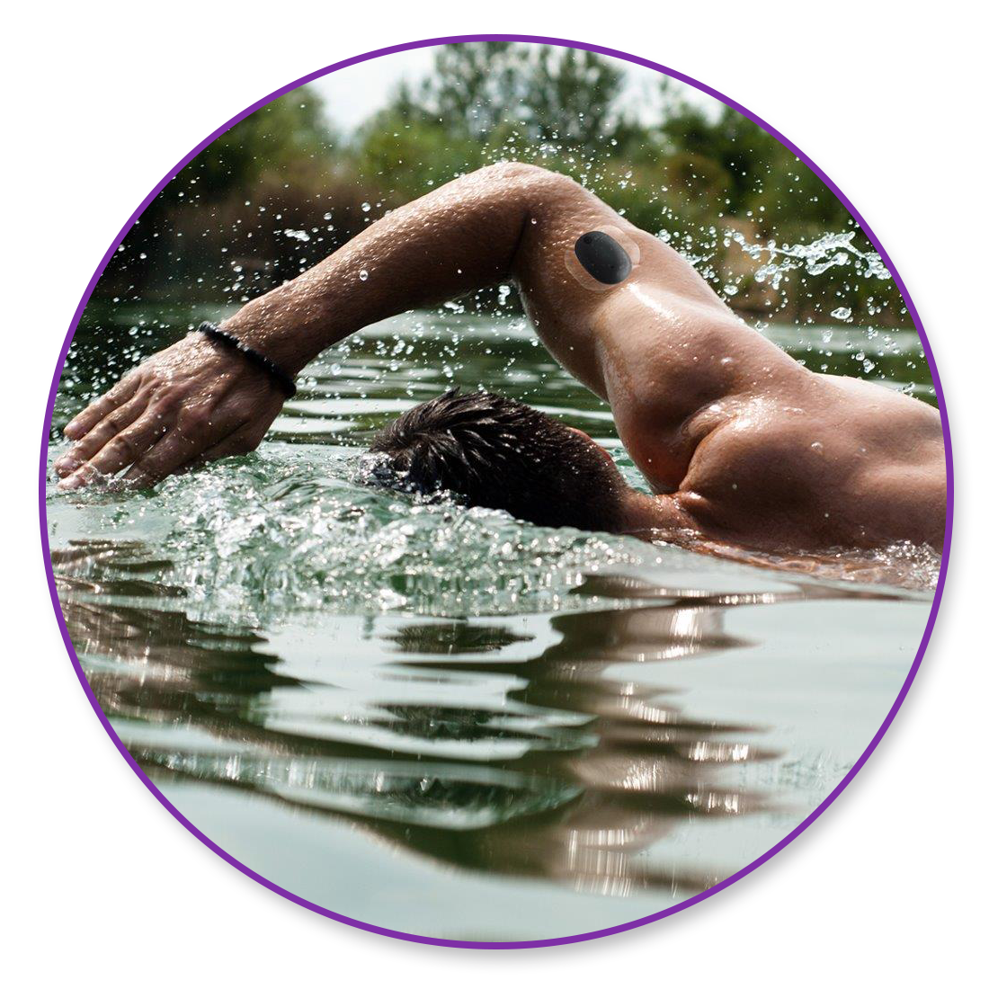 Eine Person schwimmt im Freistil in einem natürlichen Gewässer, trägt ein Armband und einen CGM Smart Transmitter.